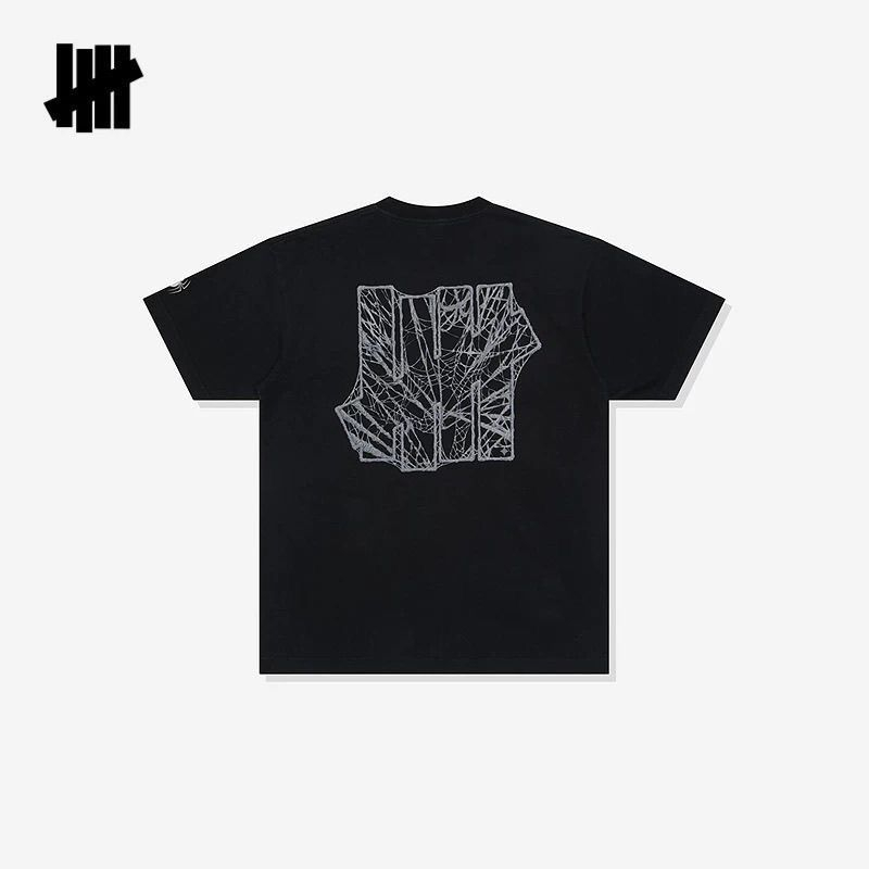 Streetwear Brand Undefeated - Nieskazitelna, uniwersalna koszulka z krótkim rękawem,